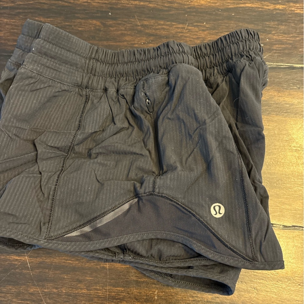 Lululemon Hotty Hot High-Rise Short 4" - Hyper Black - Size 2 - Picture 3 of 6